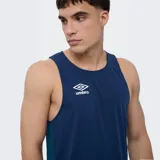 Musculosa deportiva Umbro Lume de color azul marino, con cuello redondo y diseño sin mangas. Presenta detalles en tono verde oscuro en los laterales y el logo de la marca estampado en blanco en el pecho.