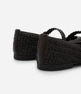 Zapatos chatitas de mujer tipo Mary Jane de la marca Satinato, color marrón oscuro con textura trenzada y tira superior con hebilla metálica dorada.