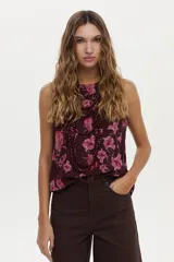 Musculosa estampada de color bordó con diseño floreado y escote redondo, confeccionada en mezcla de algodón y seda.