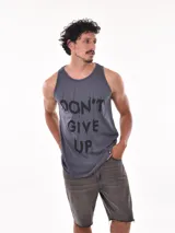 Musculosa blanca con estampado de una tabla de surf en la playa.