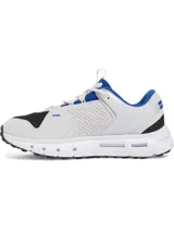 Championes Under Armour modelo Summit Trek Suede, con diseño inspirado en los años 90. Presenta una parte superior de malla negra y gris con superposiciones de gamuza, detalles en azul y amarillo neón, y una mediasuela blanca de doble densidad con suela de goma con tacos para mayor tracción.