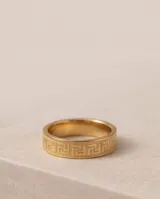 Anillo de acero con baño de oro, diseño ancho con patrón geométrico estilo greca.