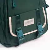 Mochila escolar de color verde oscuro con detalles en beige. Cuenta con múltiples compartimentos con cierre, correas ajustables con hebillas plásticas y un bolsillo frontal con solapa. Incluye logo de la marca Just Sport en el frente.