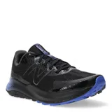 Championes de trail running New Balance DynaSoft Nitrel V5, color negro con detalles en azul.