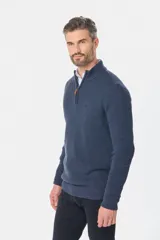 Buzo tejido de punto con textura, cuello alto y cierre frontal parcial. Presenta puños y ruedo acanalados, con un diseño clásico y versátil.