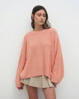 Sweater de tejido de punto con cuello redondo y mangas murciélago de corte holgado.