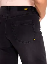 Jeans de corte amplio y tiro alto, color gris oscuro desgastado, con diseño de cinco bolsillos y detalle de rotura sutil en la rodilla derecha.