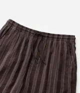 Bermuda masculina de corte recto confeccionada en tejido jacquard con textura y estampado de rayas verticales en tonos marrones. Cuenta con cintura elástica con cordón ajustable y bolsillos laterales.