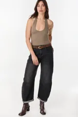 Top halter bordó de corte ajustado y diseño minimalista.