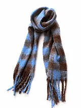 Bufanda de tejido suave con diseño a cuadros en tonos marrón y celeste, terminada con flecos en los extremos.
