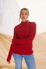 Sweater rojo de punto acanalado, con cuello alto y mangas largas.