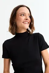 Remera de manga corta con cuello media polera, confeccionada en tejido acanalado al cuerpo.