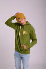 Gorro tejido de lana color mostaza, con diseño acanalado y etiqueta pequeña en el borde doblado.