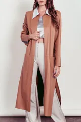 Tapado largo de cuero ovino color camel, con cuello desmontable en color blanco y detalles en las mangas color chocolate.