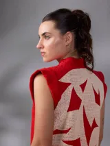 Vestido largo y recto sin mangas, confeccionado en paño de algodón con escote en V y cuello mao. Cuenta con un diseño bicolor en rojo y crudo con estampado exclusivo de hojas.
