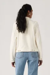 Campera Levi's de denim color blanco crudo, con bolsillos con solapa en el pecho y cierre frontal de botones metálicos.