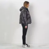 Campera puffer negra de poliéster, con capucha, cierre frontal, puños elásticos y dos bolsillos externos con cierre.