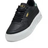 Championes Puma modelo Cali Court, color negro con suela de plataforma blanca. Presenta detalles en verde pastel en el talón y logo de la marca en dorado en el lateral y la lengüeta.