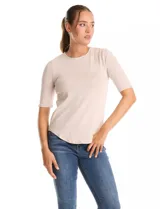 Remera básica de cuello redondo y manga corta, con ruedo redondeado. Confeccionada en tejido suave con caída.