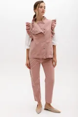 Jean estilo mom fit de tiro alto, color rosado, con detalle de aplique fruncido en espiral en la pierna izquierda, bolsillos funcionales y cierre frontal con botón y cremallera.