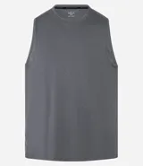Musculosa deportiva masculina de corte regular, color gris melange, con cuello redondo y detalle reflectante en la parte inferior.
