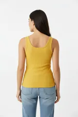 Musculosa de algodón y lycra color verde menta, ajustada al cuerpo, con escote redondo profundo y diseño en tejido rib.