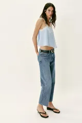 Jeans de tiro alto con diseño de cinco bolsillos, corte slim y bajo con acabado sin costuras. Cierre frontal con cremallera y botón.