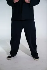 Pantalón sastrero de corte recto y tiro alto, confeccionado en lycra de color negro. Presenta cierre frontal con botón, bolsillos laterales y un diseño que combina la estructura de la sastrería con la comodidad de un tejido elástico.
