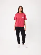 Remera de algodón con efecto tie-dye color rojo, corte holgado y estampa grande en la espalda de diseño psicodélico y playero con la marca Rusty.