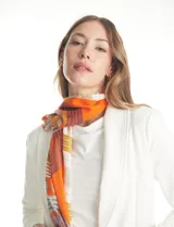 Pashmina de seda y cashmere estampada en blanco y azul marino, con diseño de texto y rayas.