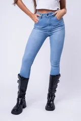 Pantalón de jean tiro alto en color azul claro, con corte ajustado y cierre frontal con botón y cremallera.