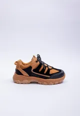 Zapatillas acordonadas color marrón y negro con recortes en distintos tonos y textiles, con plataforma de 4,5 cm.