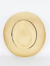 Sombrero de paja estilo Panamá con cinta marrón oscura en la base de la copa.
