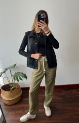 Pantalón verde militar de corte recto con cintura elástica ajustable con cordón.