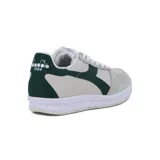 Championes casuales unisex Diadora modelo B.Elite ACBC, con capellada en tonos beige claro y gris claro, y detalles en verde oscuro en el logo lateral y talón. Suela blanca con motas de color reciclado.