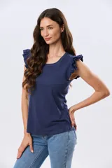 Remera de algodón azul melange con escote redondo y mangas cortas adornadas con doble volado de broderie en los hombros.