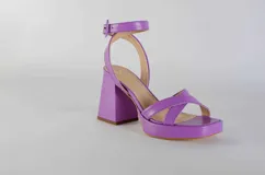 Sandalias de plataforma color verde lima, con tiras cruzadas sobre el empeine y pulsera al tobillo con hebilla.