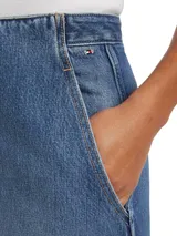 Falda midi de denim azul, de corte ajustado y talle alto, con abertura frontal y cierre trasero con cremallera.