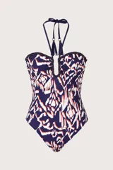 Malla enteriza de color azul marino con estampado geométrico abstracto en tonos blancos y anaranjados, escote en U pronunciado con detalles de bordado trenzado y tirantes halter con borlas colgantes.