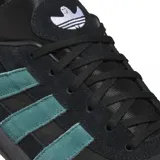 Championes Adidas modelo Aloha Super, de diseño urbano en color negro con las icónicas tres rayas laterales en color verde azulado. Confeccionados con una combinación de gamuza y materiales sintéticos, presentan una suela de goma negra resistente.