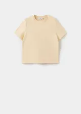 Camiseta de manga corta y cuello redondo color amarillo claro, confeccionada en algodón con ribete elastizado en el cuello.