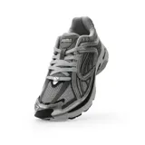 Championes Puma modelo Skyjet Prisco, color gris y negro con detalles plateados, diseño de running y training con suela amortiguada.