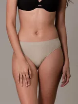 Bombacha color beige de microfibra suave, con cintura elástica y logo de Calvin Klein.