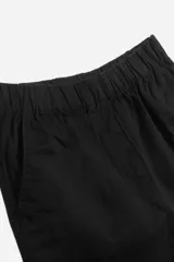 Short de mujer color verde militar, de tela tipo gabardina, con cintura elástica fruncida y bolsillos laterales.