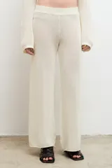 Pantalón de punto color crema, de tiro bajo y corte recto.