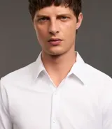 Camisa de hombre, corte slim, color blanco, confeccionada en algodón y poliéster con tecnología Easy Care que ofrece elasticidad y secado rápido. Presenta cuello inglés y manga larga con puño abotonado.