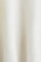 Buzo oversized de punto suave confeccionado en mezcla de lana y mohair. Presenta hombros caídos, cuello redondo acanalado y remates acanalados en puños y bajo.