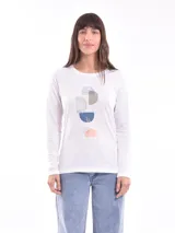 Remera negra de manga larga con escote en V y estampa frontal blanca con diseño de soles y la frase 'Woke Up'.