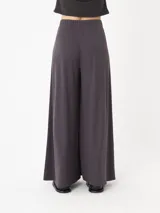 Pantalón de pierna ancha color borgoña, con pretina elastizada.