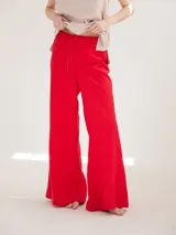 Pantalon de corte recto y ligeramente acampanado en el ruedo, con cintura elástica ajustable mediante cordón. Diseño elegante y versátil.